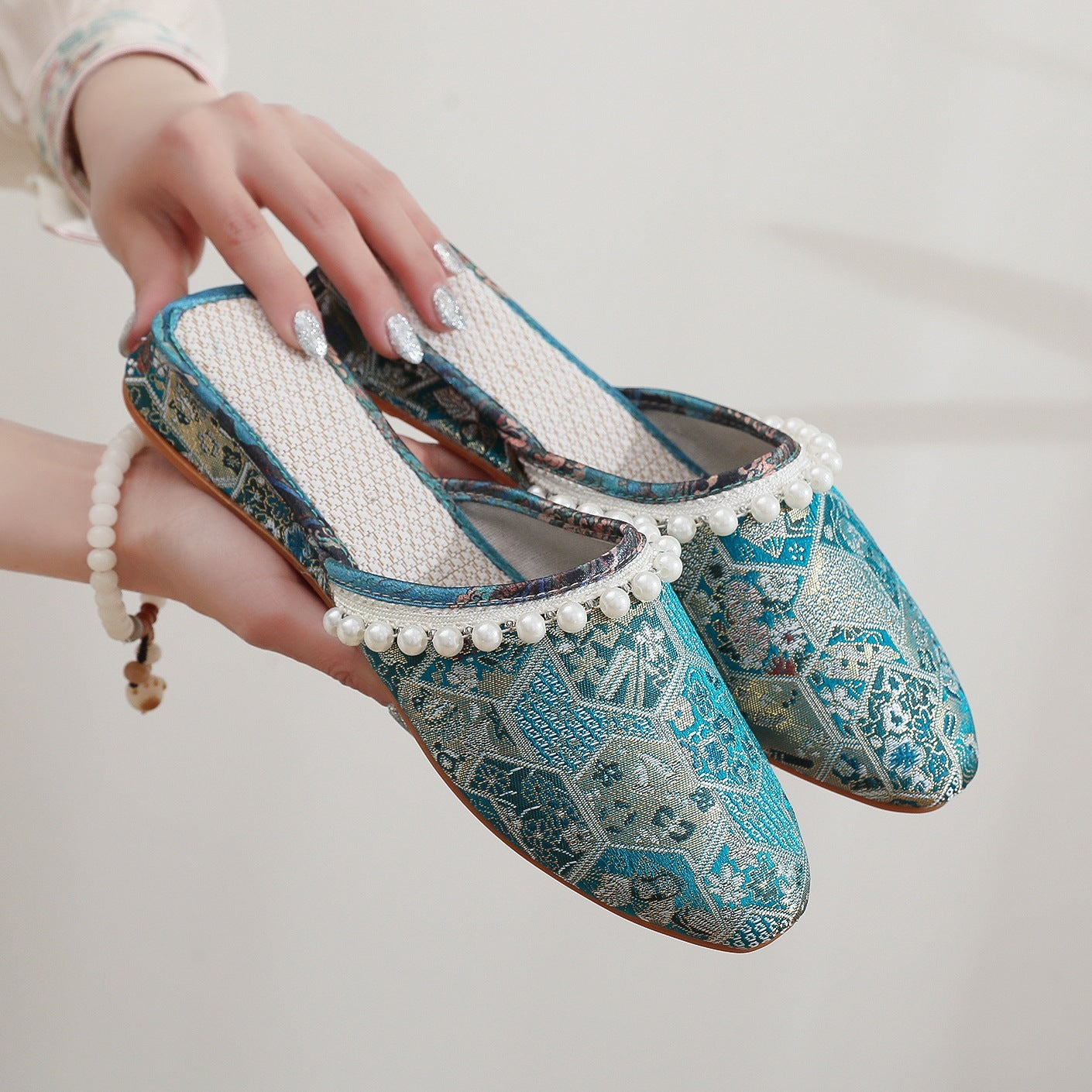 Summer New Cheongsam Ancient Style Mid Heel Embroidered Female Cloth Shoes